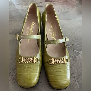 Ferragamo women’s shoes block heel loafer size 7. Like new.